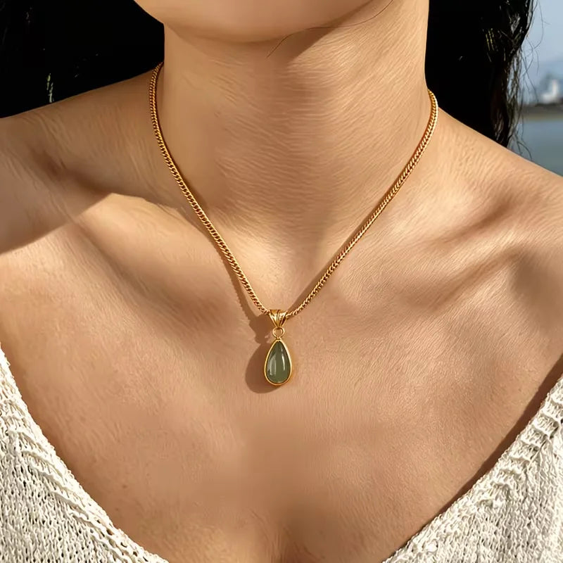 Französische Retro-Halskette mit olivgrünen Wassertropfen-Anhänger für Damen, Edelstahl-Schlangenkette, tropfenförmiger Schlüsselbein-Anhänger, Geburtstagsschmuck