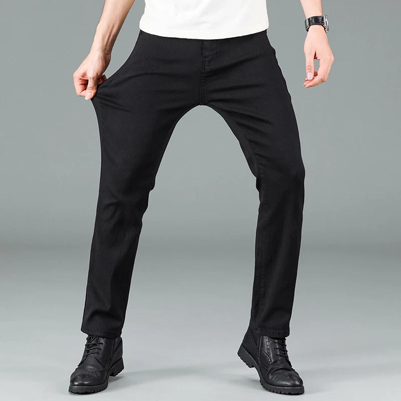 Herren-Jeans in reinem Schwarz, koreanische Version, trendige gerade Passform, bequeme und elastische klassische Business-Jeans für Männer.