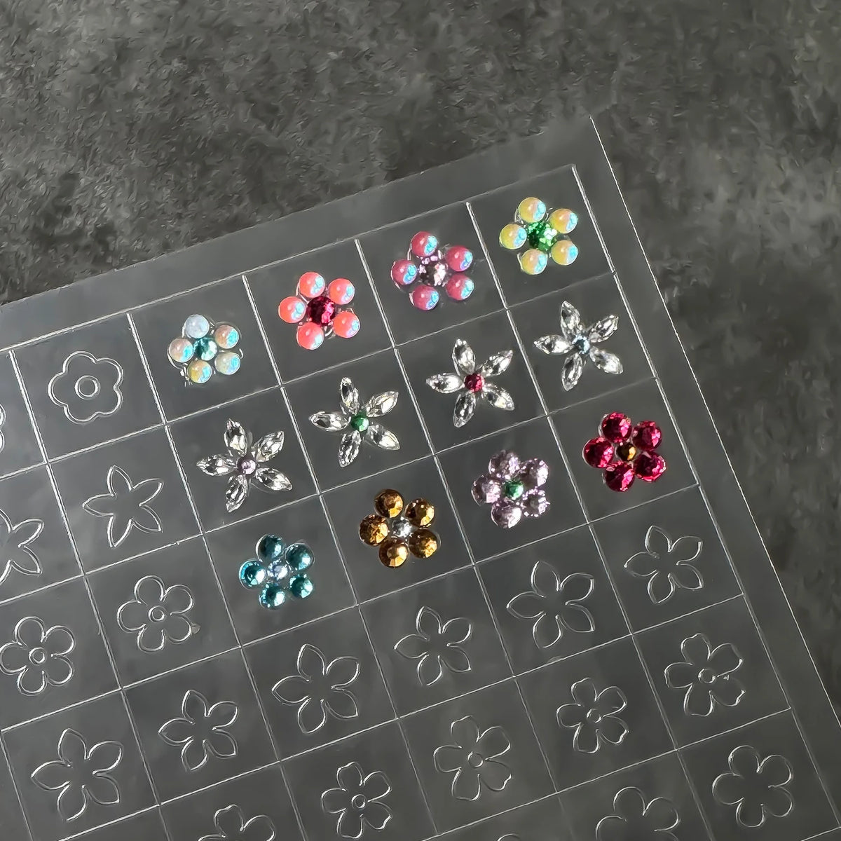 Neue Nagelaufkleber mit mehreren Designs, Schmetterlings- und Blumenmuster, transparent, sprühlackiert, wiederverwendbare PET-Nagelaufkleber für Klebeschablonen