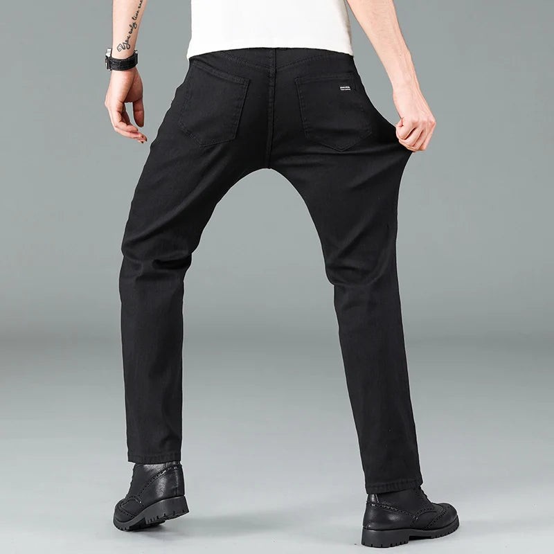 Herren-Jeans in reinem Schwarz, koreanische Version, trendige gerade Passform, bequeme und elastische klassische Business-Jeans für Männer.