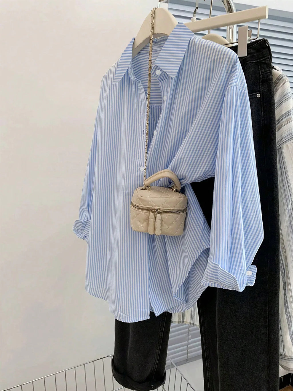 Damen Hellblau-Weiße Vertikale Nadelstreifen Übergroße Bluse mit Hemdkragen und Aufrollbaren Ärmeln, Langarm, Locker Geschnitten, Lässig