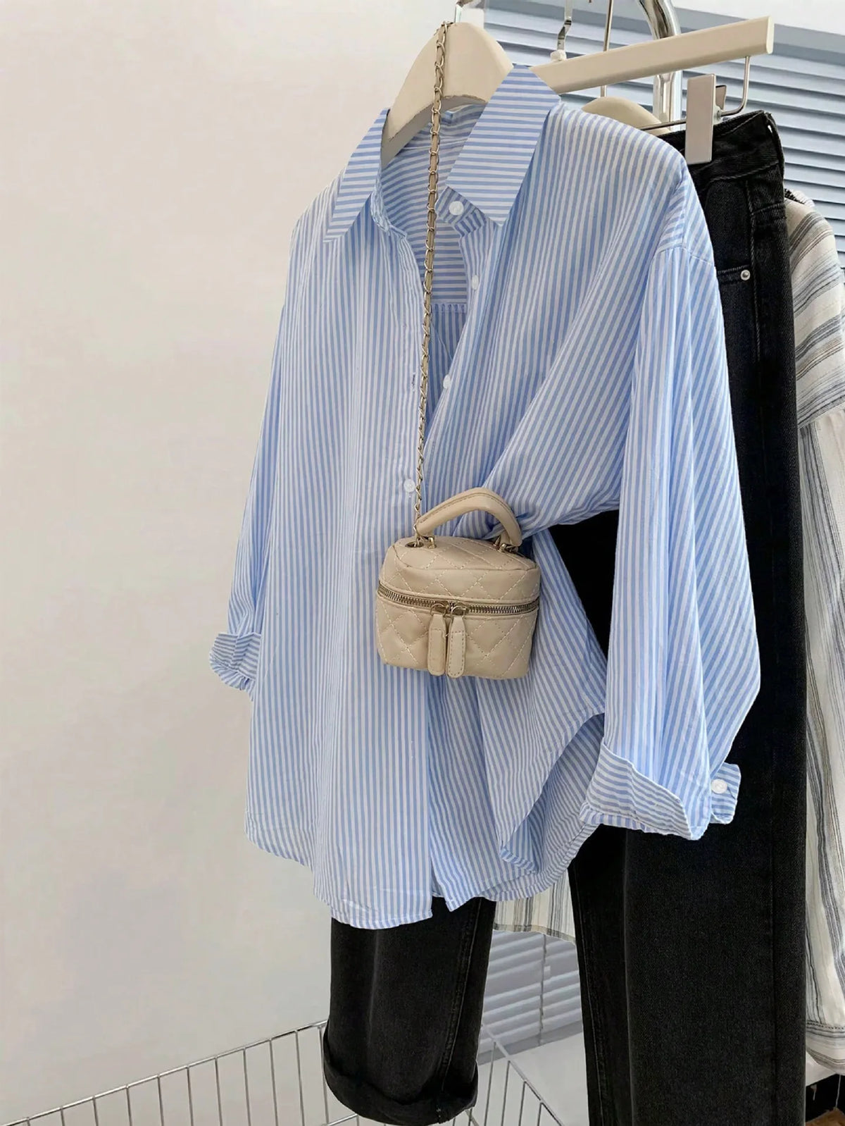 Damen Hellblau-Weiße Vertikale Nadelstreifen Übergroße Bluse mit Hemdkragen und Aufrollbaren Ärmeln, Langarm, Locker Geschnitten, Lässig