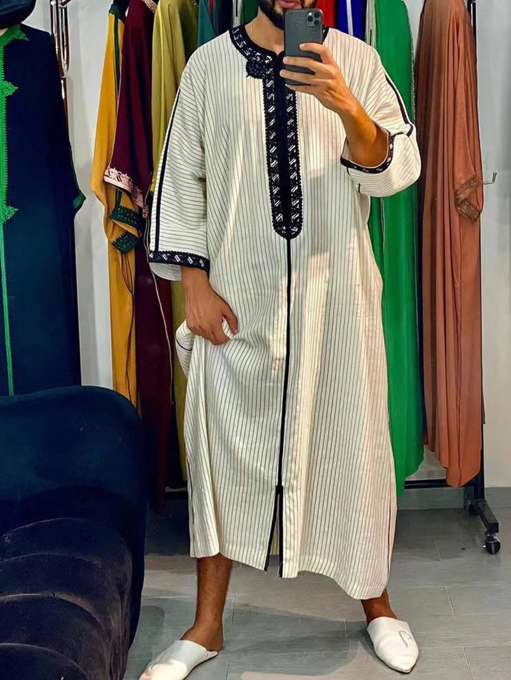 Traditioneller Nahöstlicher Stil Muslimische Herren-Langrobe Retro Bestickte Alltagsrobe für Eid Al Fitr