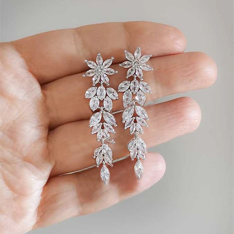 Huitan Ästhetische Blumen-Ohrringe, lange Hängeohrringe für Frauen, wunderschöne Hochzeitsaccessoires mit brillantem kubischem Zirkon, trendiger Schmuck