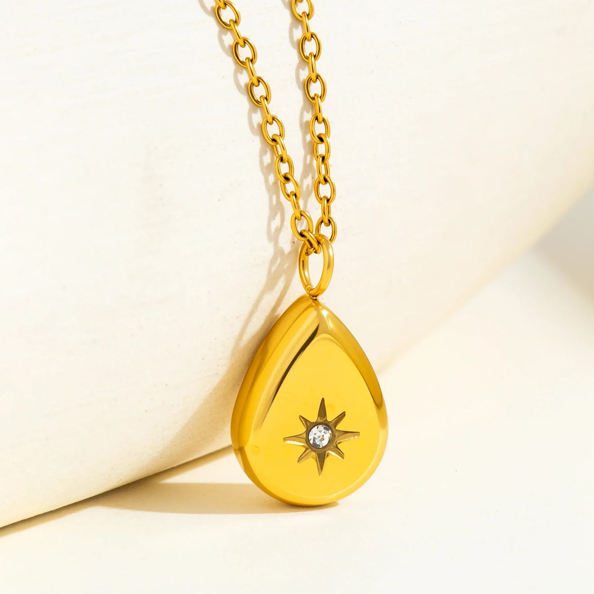 Exquisite Briolette- und quadratische Anhänger-Halskette für Damen |   Hypoallergene, 18 Karat vergoldete Kette aus poliertem Edelstahl