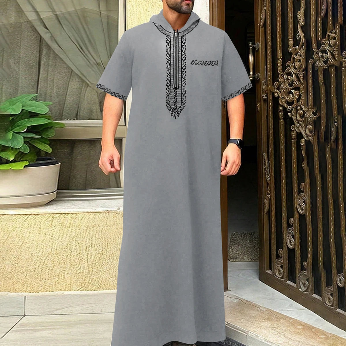 Kurzärmeliger, bestickter muslimischer Thobe mit Kapuze und Taschen, im lässigen arabischen Stil, traditionelle Gandoura-Gebets- und Festtagskleidung für Herren