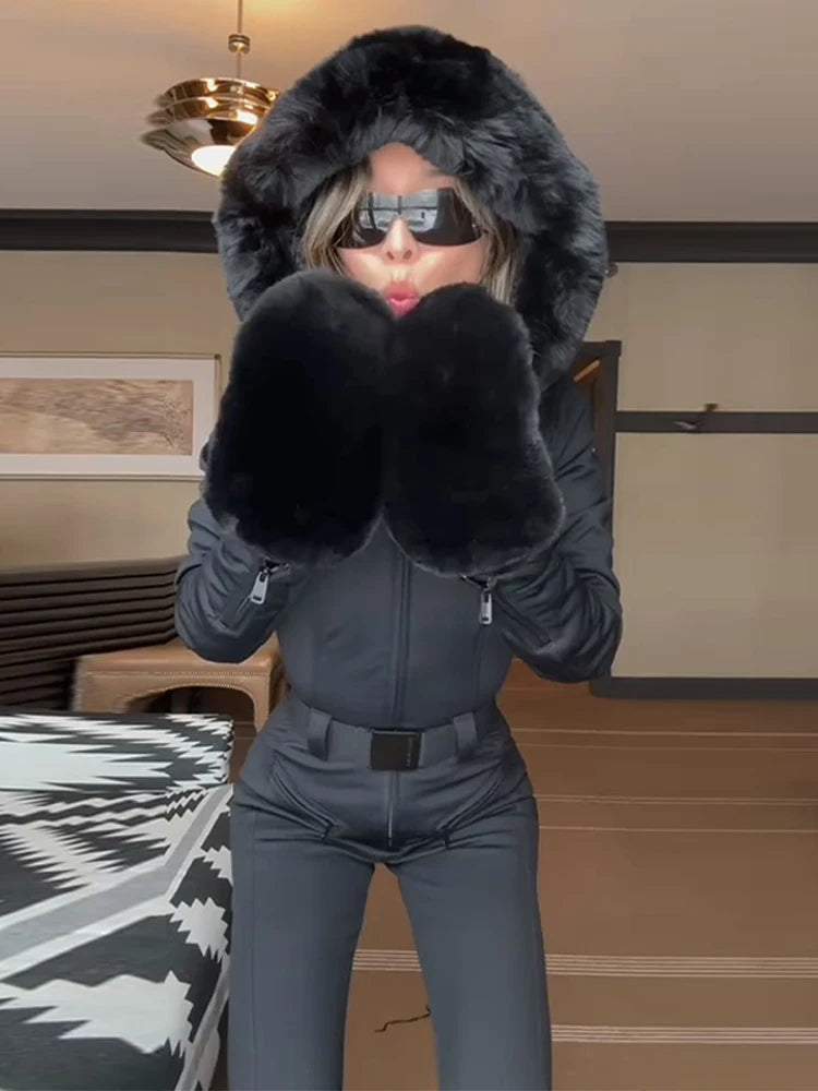Damen-Skioveralls mit Kapuze, Kunstfell-Patchwork, Reißverschlusstaschen und Gürtel, Hochgeschnittener Einteiler, Wintermode 2026, Schwarzer Romper