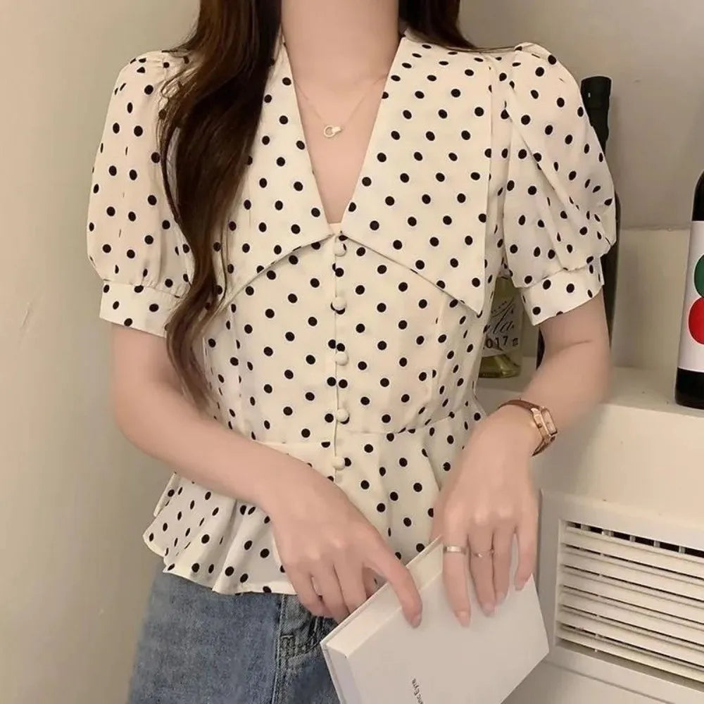 Modische Damenbluse mit Peter-Pan-Kragen, Sommer-Retro-Bluse mit Polka Dots, Elegantes Büro-Outfit mit Puffärmeln für Damen