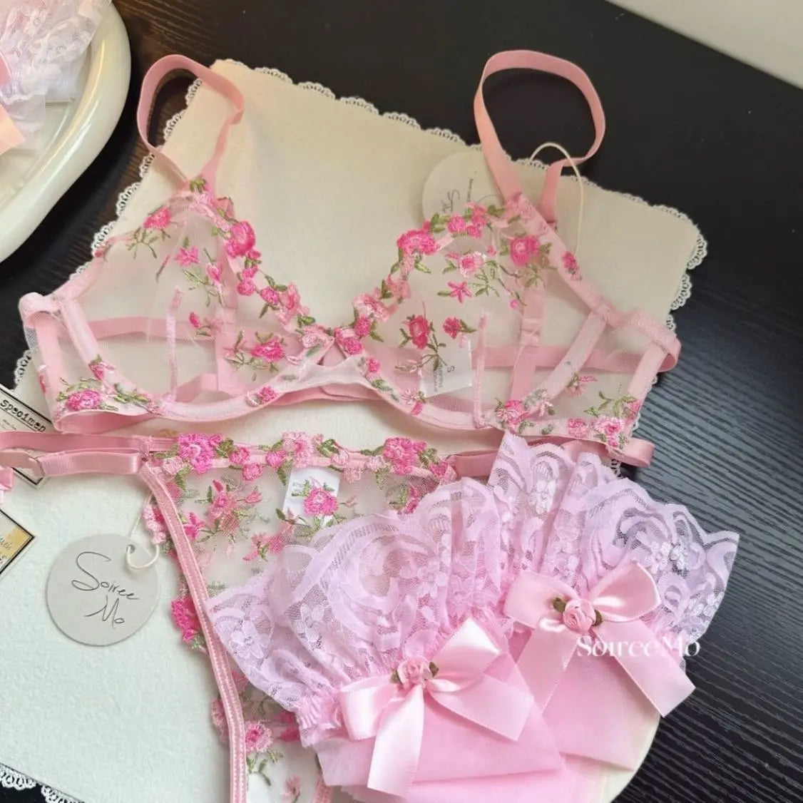 Tägliches französisches Spitzen-BH-Set, durchsichtiges Mesh-Bügel, große Brustunterstützung, Blumenstickerei, Komfortkleidung, sexy MOYISU-Höschen, bezauberndes Set