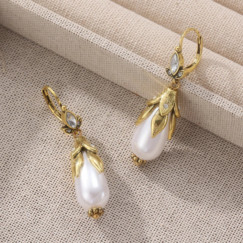 Damen Vintage Vergoldete Blumen-Ohrringe mit Imitationsperlen Eleganter Schmuck für Bankette und Jubiläen