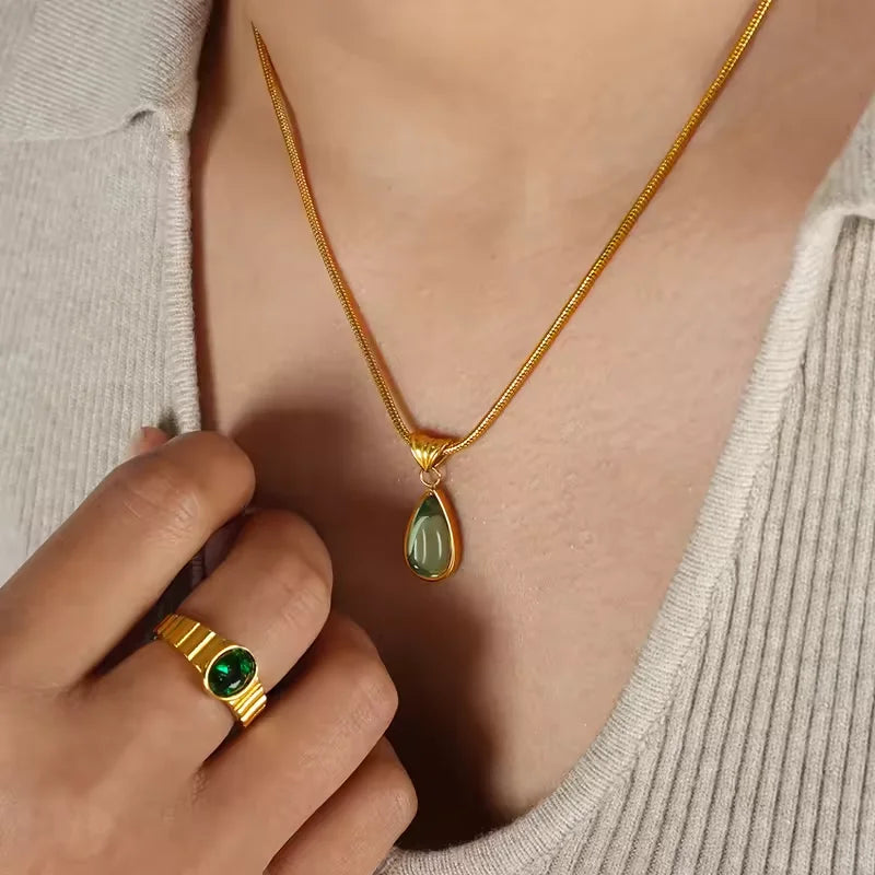 Französische Retro-Halskette mit olivgrünen Wassertropfen-Anhänger für Damen, Edelstahl-Schlangenkette, tropfenförmiger Schlüsselbein-Anhänger, Geburtstagsschmuck