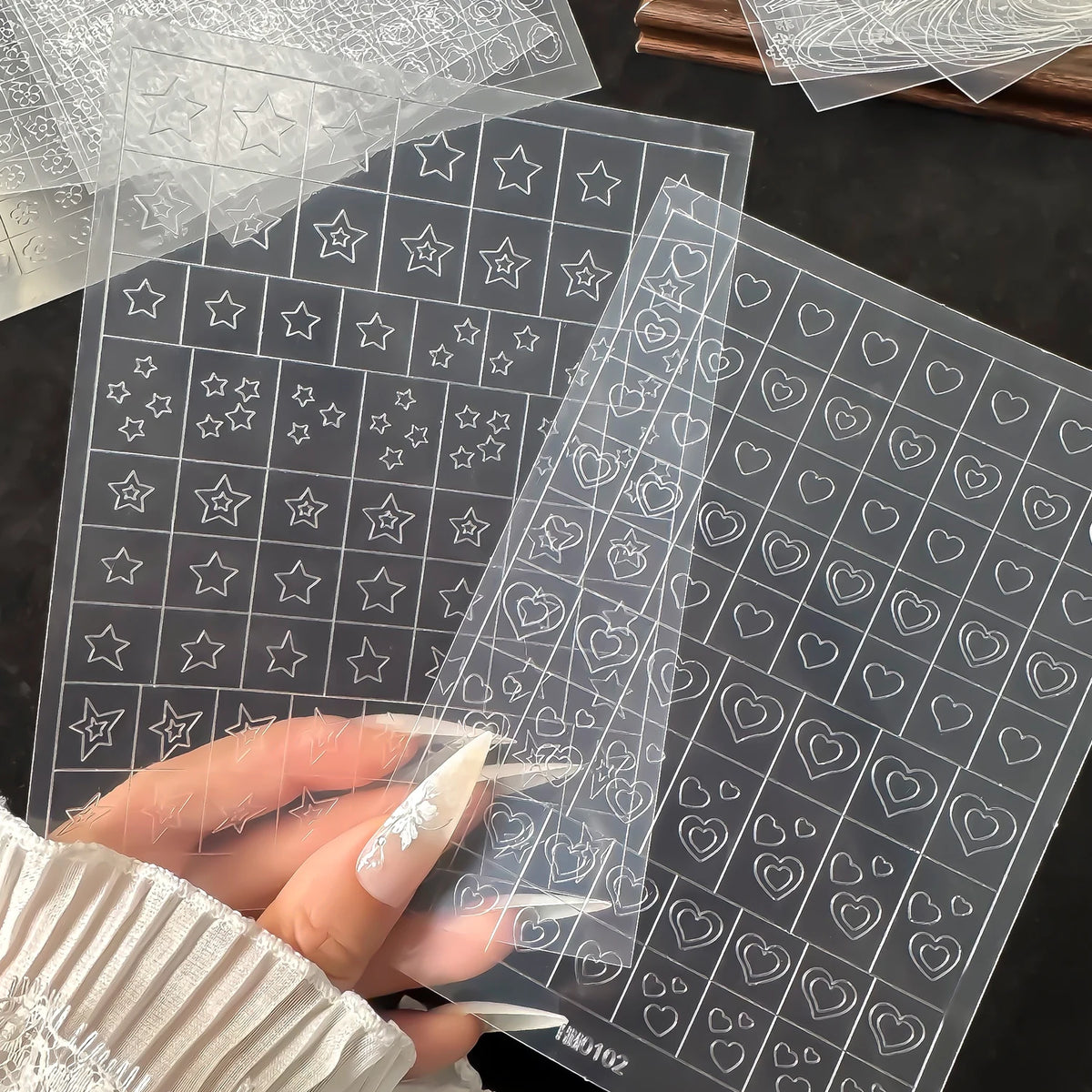 1 Stück französische hohle Nagelaufkleber, Kawaii-Design mit fünfzackigen Sternen, Liebesherzen und Sternen-Spikes, transparente, sprühlackierte Nagelaufkleber