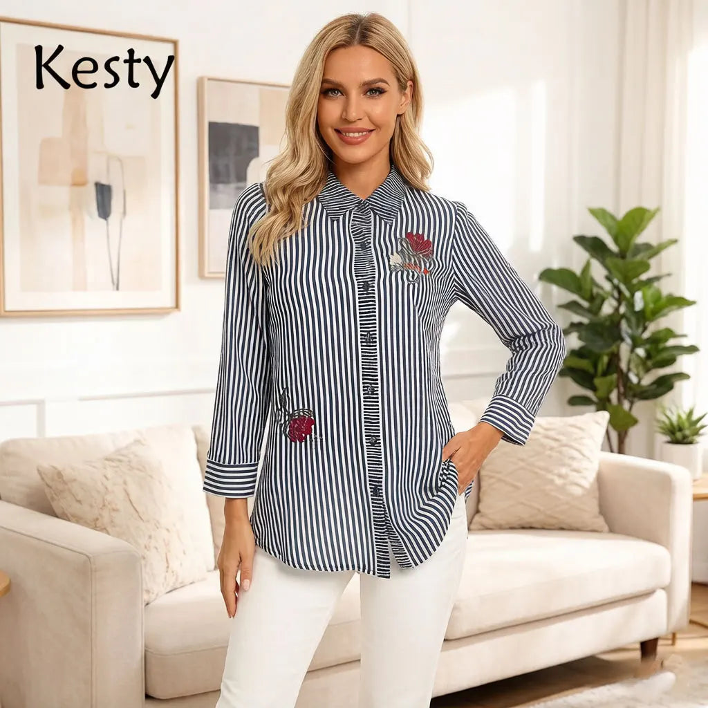 Damen Bluse mit Streifenmuster, blau-weiß, vertikale Streifen, Reverskragen, Langarm-Shirt mit roter Blumenstickerei und Perlenverzierung, Casual