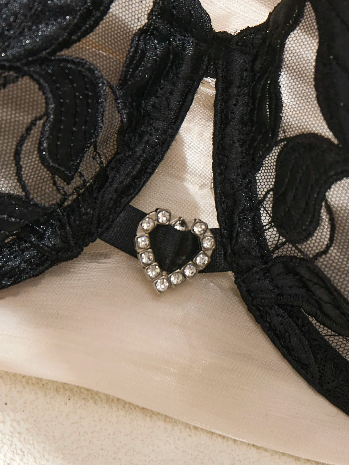 Schwarz besticktes Blumen-Dessous-Set – Sexy BH und G-String-Kombination mit Herz-Dekoration, Unterwäsche-Set für Damen