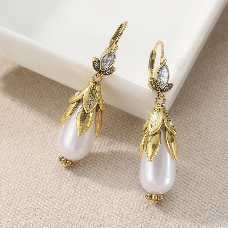 Damen Vintage Vergoldete Blumen-Ohrringe mit Imitationsperlen Eleganter Schmuck für Bankette und Jubiläen