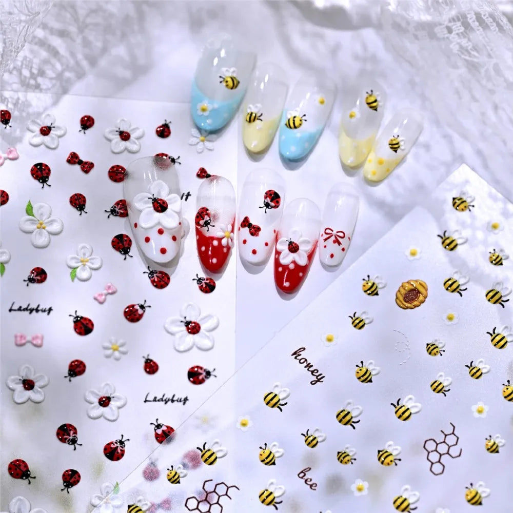 1 Stück 5D geprägte Marienkäfer-Nagelkunst-Sticker, weiße geschnitzte Blumen-Nagelaufkleber, Sommer-Marienkäfer-/Blumen-Selbstklebende Maniküre-Slider