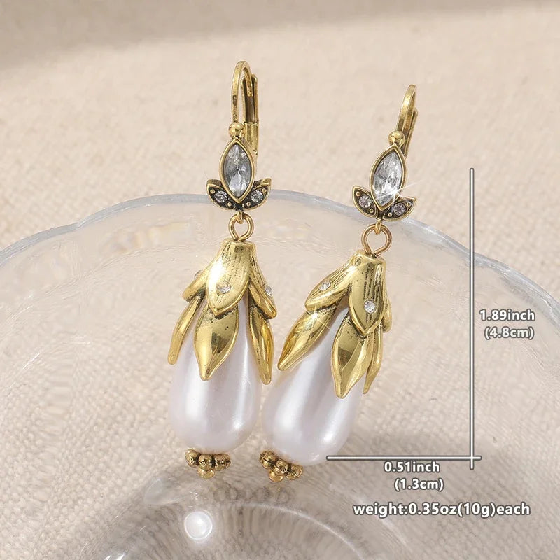 Damen Vintage Vergoldete Blumen-Ohrringe mit Imitationsperlen Eleganter Schmuck für Bankette und Jubiläen
