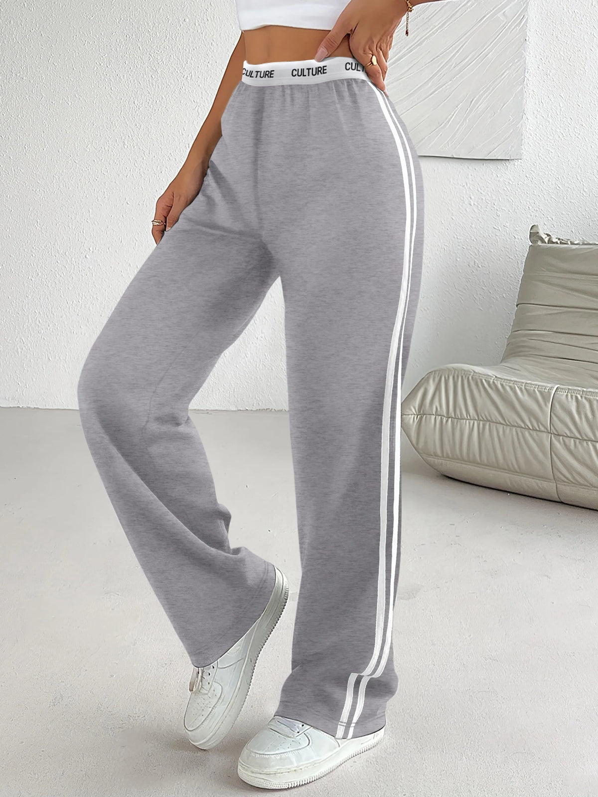 Seitlich gestreifte Jogginghose mit weitem Bein – Freizeithose mit „CULTURE“-Aufdruck am Bund für Damen
