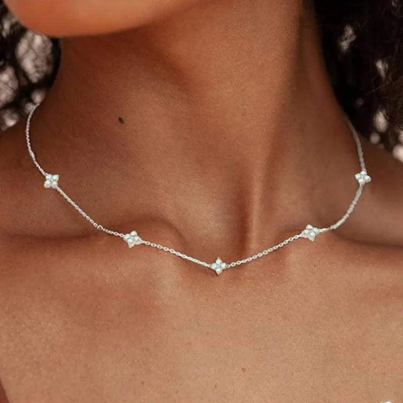 Edelstahl-Zirkon-Halskette mit vierblättrigem Kleeblatt-Anhänger für Frauen und Mädchen, schlichter, eleganter Schmuck, Geschenk, Glücksbringer-Kette