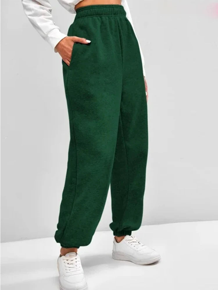 Bequeme Jogginghose mit hoher Taille für Damen. Dehnbare und weiche Alltagshose mit elastischem Bund