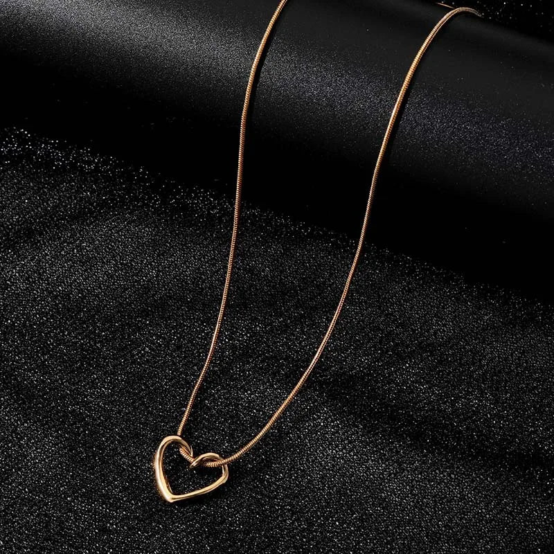 Neue Einfache Hohl Liebe Herz Anhänger Halskette für Frauen Mode Kreative Geometrische Schlüsselbein Kette Halsketten Partei Schmuck Geschenk
