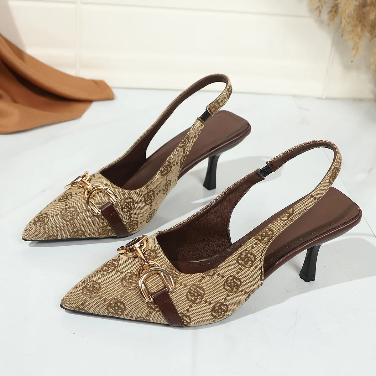 Damenmode Baotou Sandalen Frühling Neu Spitze Schuhe mit Flachem Vorderteil Metallschnalle Rutschfest Verschleißfest Hohe Absätze
