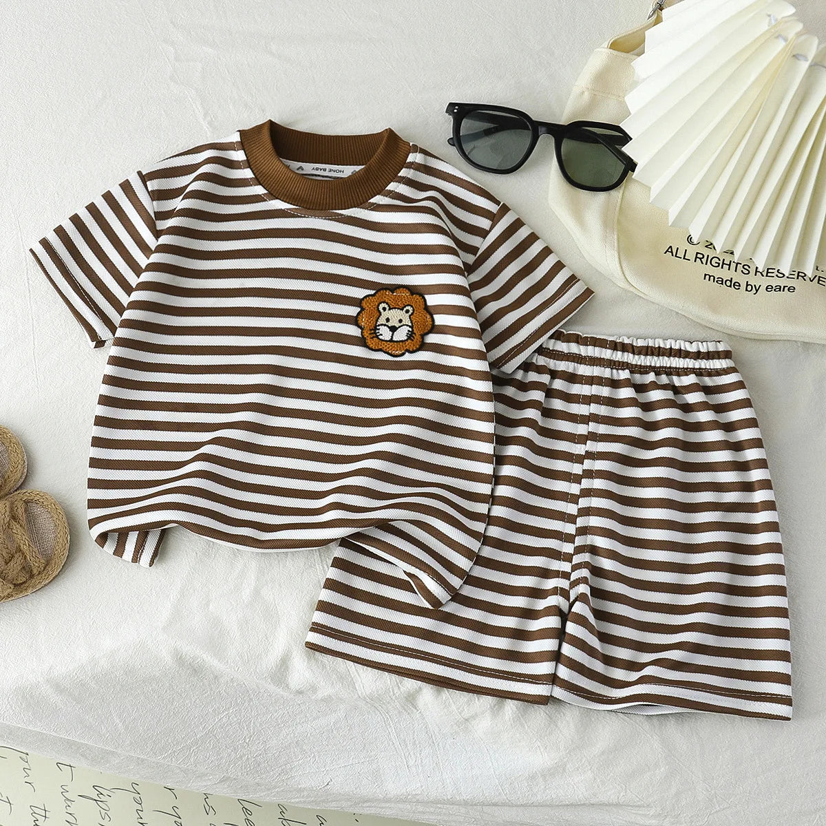 2026 Koreanische Kinderkollektion für Jungen und Mädchen Sommer Gestreiftes Rundhals-Kurzarm-Shirt mit Shorts Lässiges Zweiteiler-Set