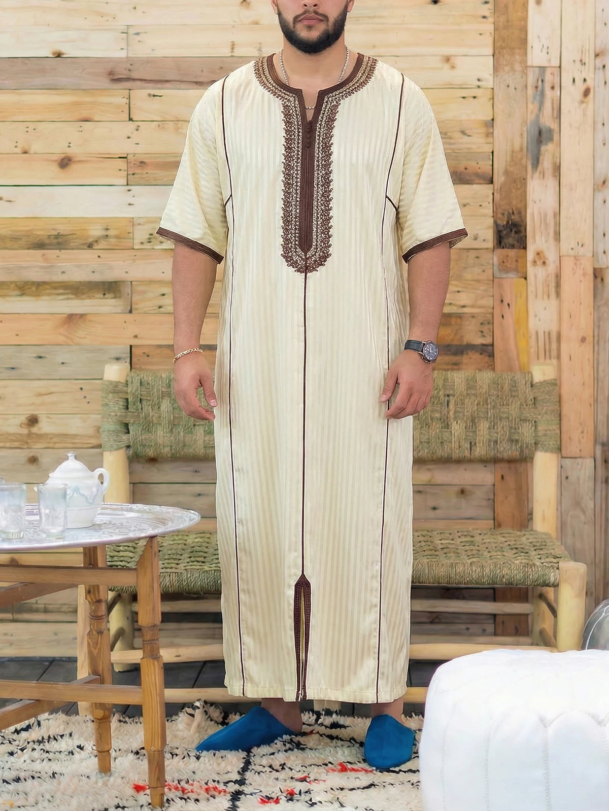 Kurzärmelige muslimische Robe für Herren, verziert mit gestickten Streifen, locker sitzende traditionelle islamische Kleidung, geeignet für Fe