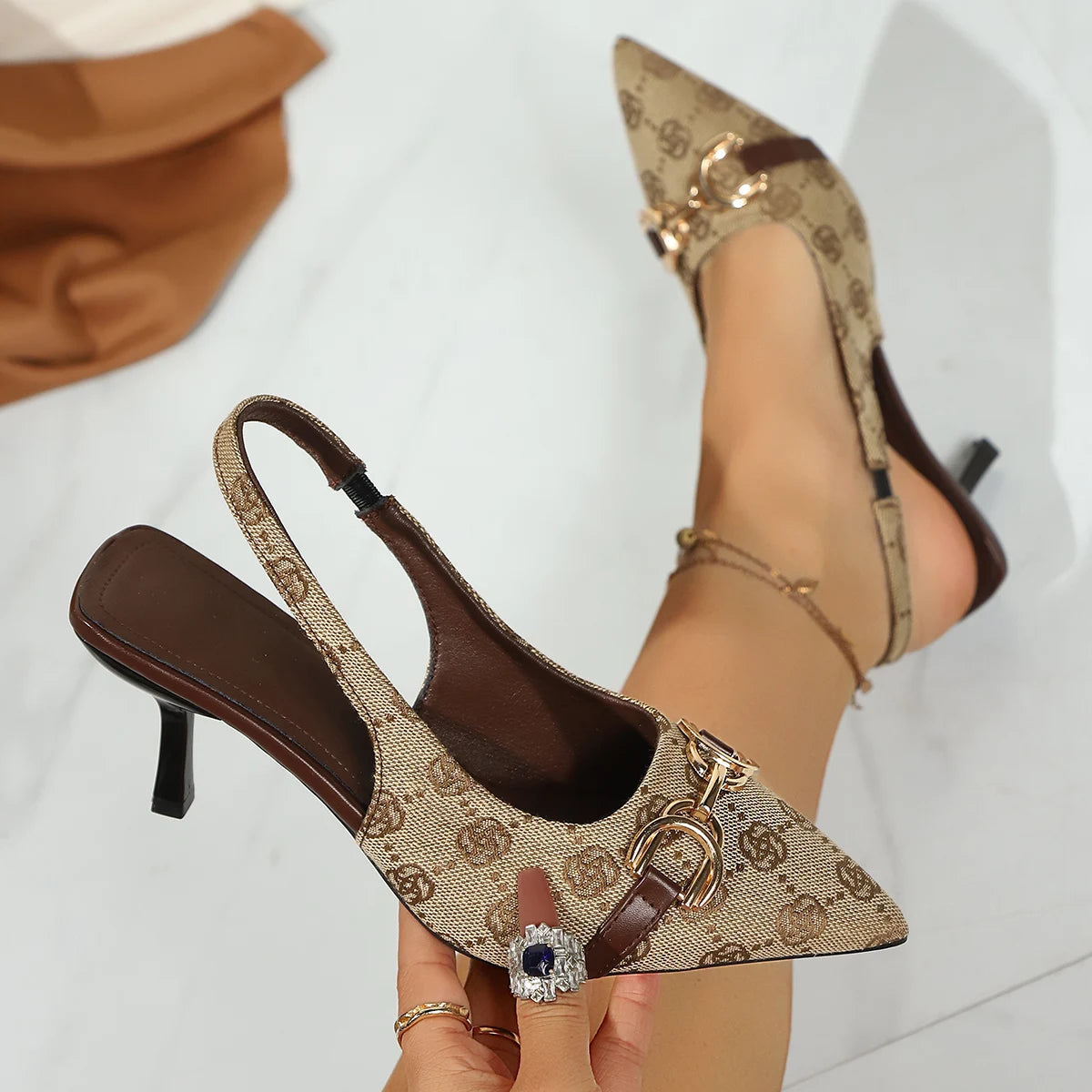 Damenmode Baotou Sandalen Frühling Neu Spitze Schuhe mit Flachem Vorderteil Metallschnalle Rutschfest Verschleißfest Hohe Absätze
