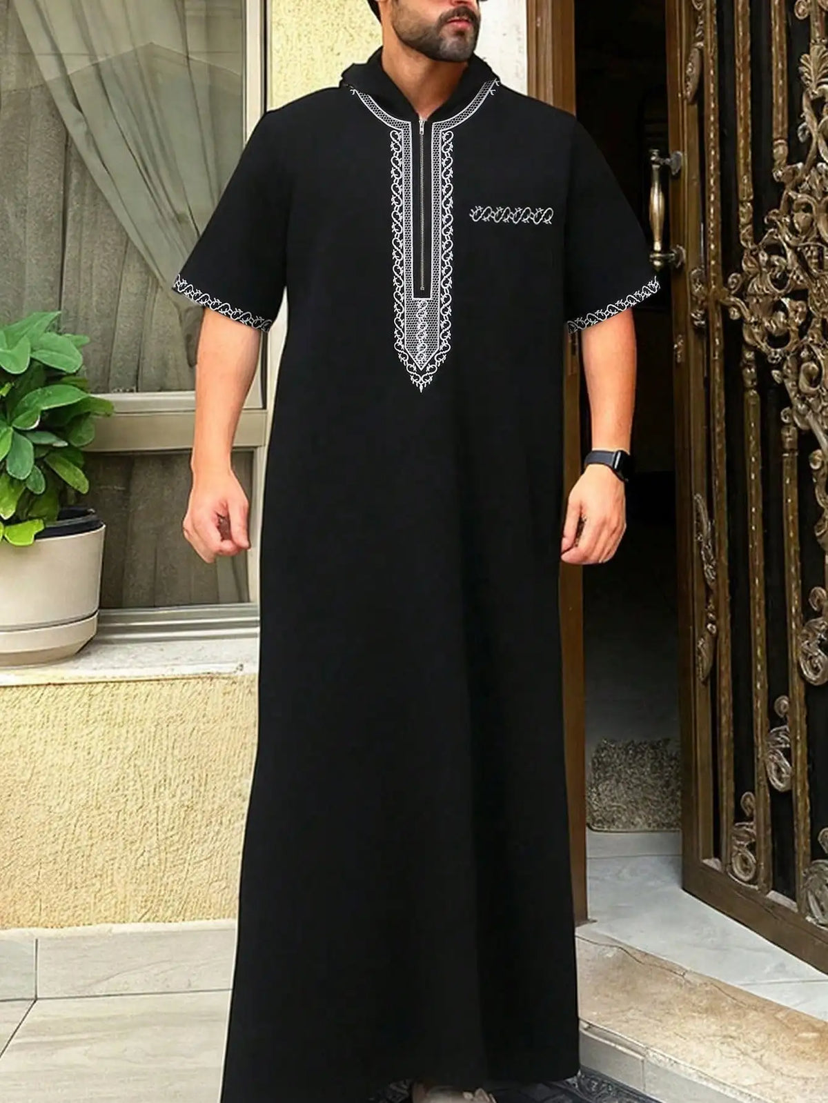 Kurzärmeliger, bestickter muslimischer Thobe mit Kapuze und Taschen, im lässigen arabischen Stil, traditionelle Gandoura-Gebets- und Festtagskleidung für Herren