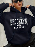 Damen-Sweatshirt mit Buchstaben-Print, Kapuze mit Kordelzug, langen Ärmeln und Tasche mit geometrischen Mustern, normaler Schnitt.