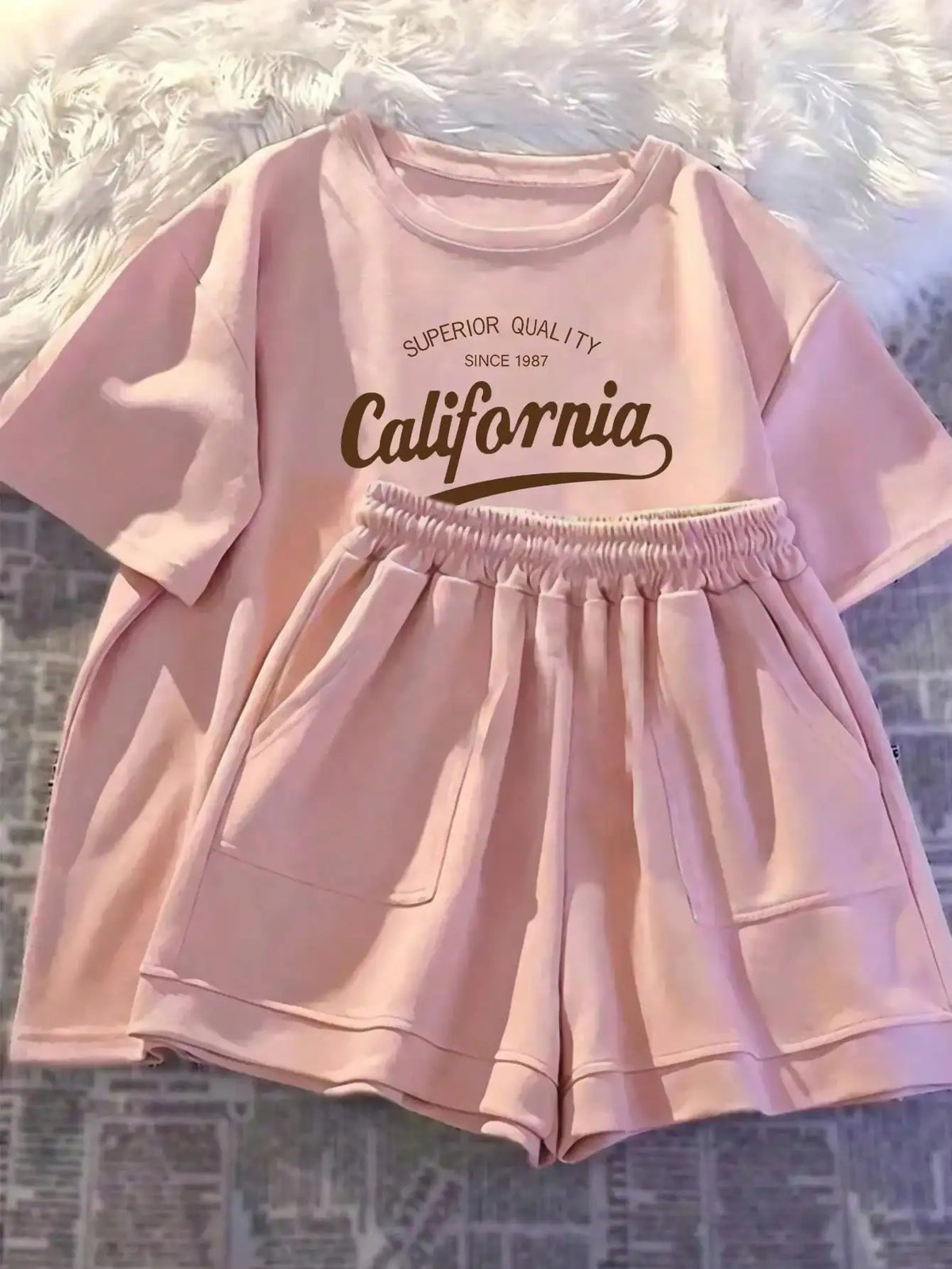 Bedrucktes Sommer-Set für Mädchen, kurzärmeliges T-Shirt kombiniert mit lässigen Shorts, stilvolles Design, geeignet für Outdoor-Aktivitäten.