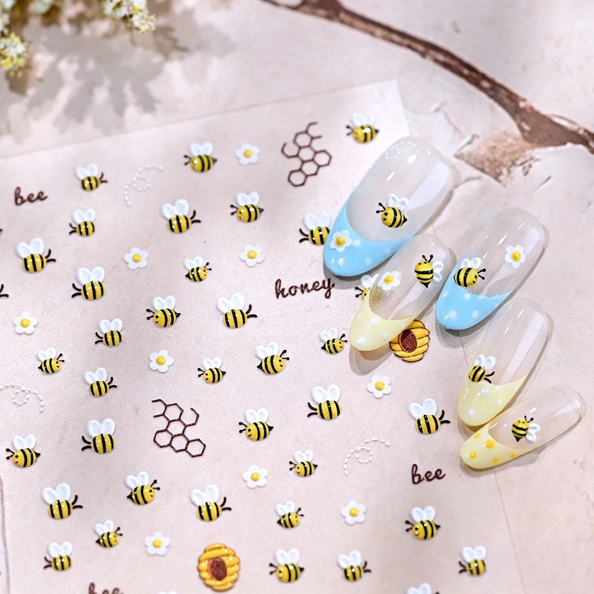 1 Stück Niedlicher Bienen-Frangipani-Blumen-Nagelaufkleber 5D Geprägte Fünfblättrige Blüte Marienkäfer Biene Insekten-Nagelsticker Sommer-Nagelaufkleber