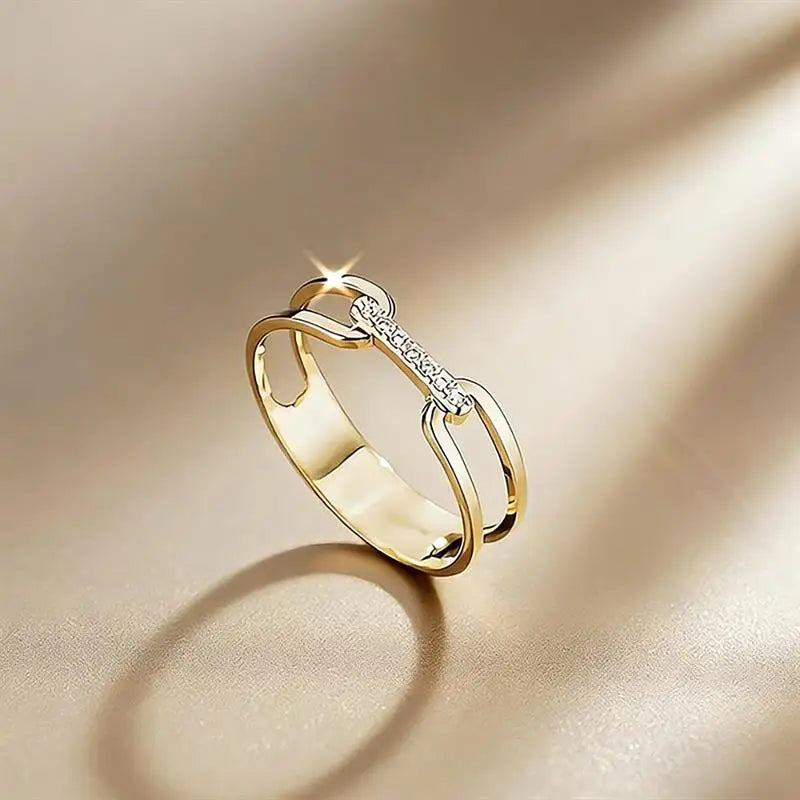 Huitan Ring im schlichten Stil, goldfarben, für Damen, Kettendesign, hohl, modisch, für Hochzeit, Party, vielseitiges Zubehör, Schmuck mit eingelegtem CZ