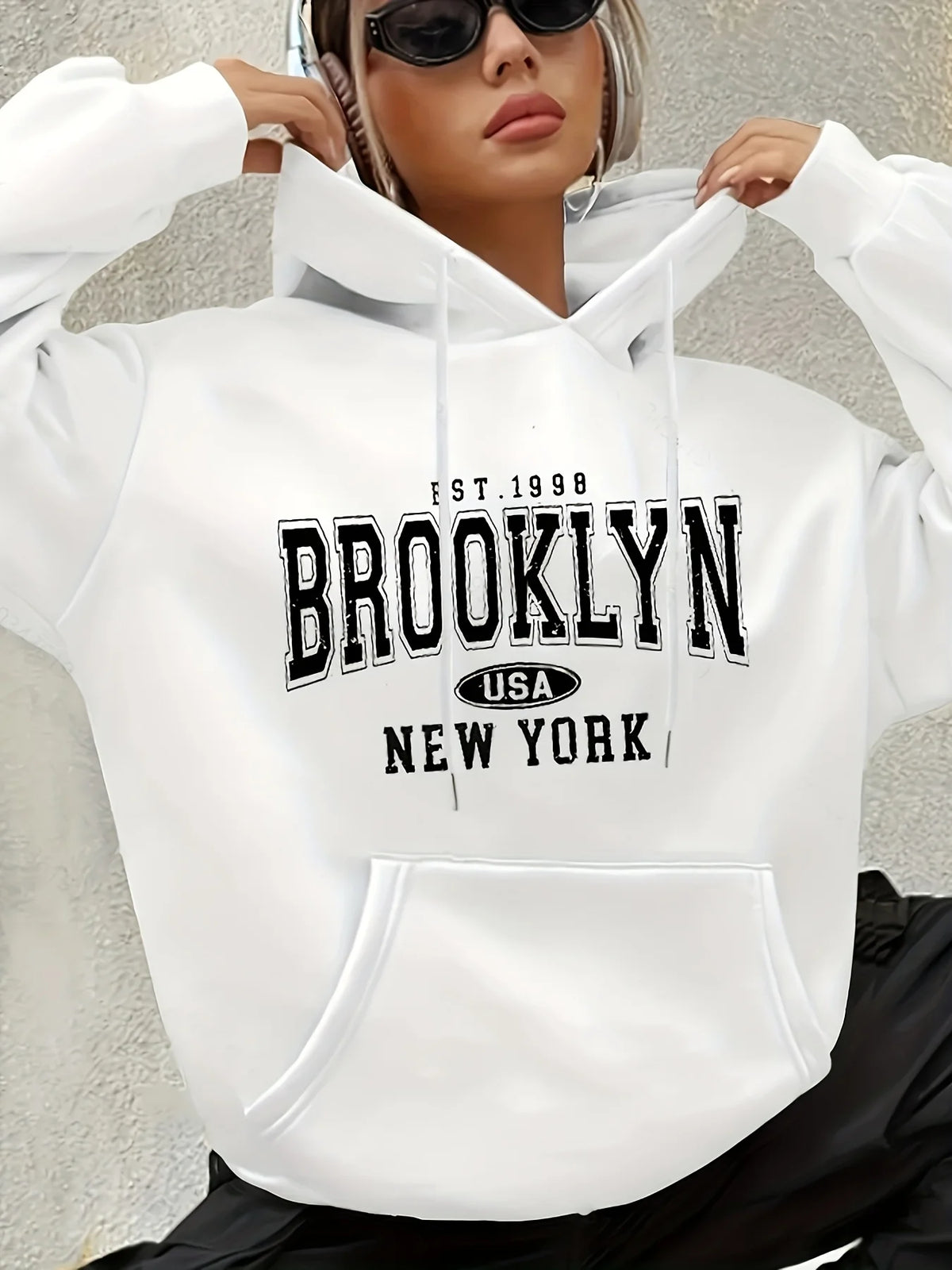 Damen-Sweatshirt mit Buchstaben-Print, Kapuze mit Kordelzug, langen Ärmeln und Tasche mit geometrischen Mustern, normaler Schnitt.