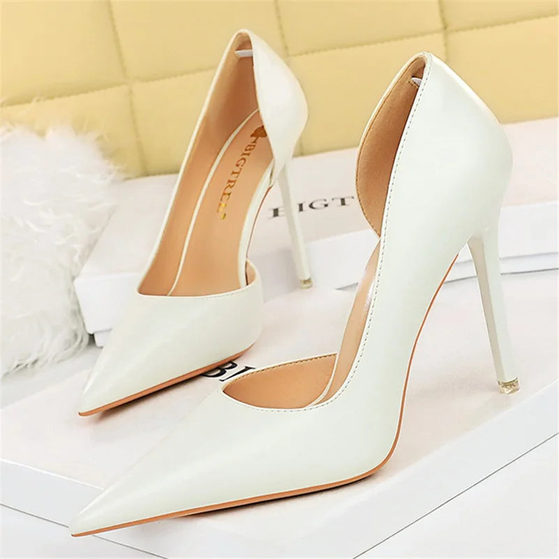 Neue Frauen 10,5 cm High Heels Pumps Hochzeit Braut Stiletto Sexy Retro Hohl Heels Dame Scarpins Büro Party Nude Weiße schuhe