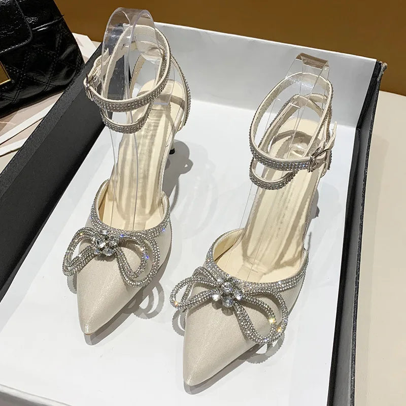 Bankettkleid, weiße High Heels, elegantes Temperamentkleid, Hochzeitsschuhe, Strass, spitze hohle Zehen, sexy Sandalen für Damen