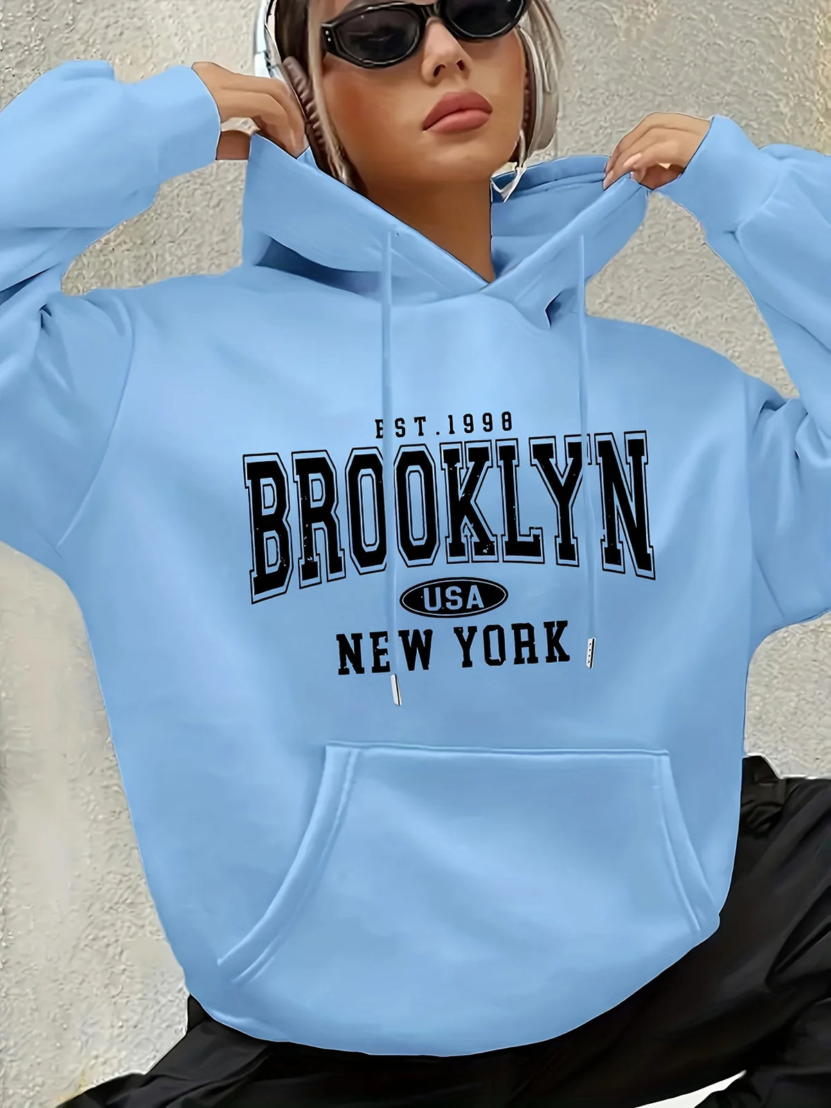 Damen-Sweatshirt mit Buchstaben-Print, Kapuze mit Kordelzug, langen Ärmeln und Tasche mit geometrischen Mustern, normaler Schnitt.