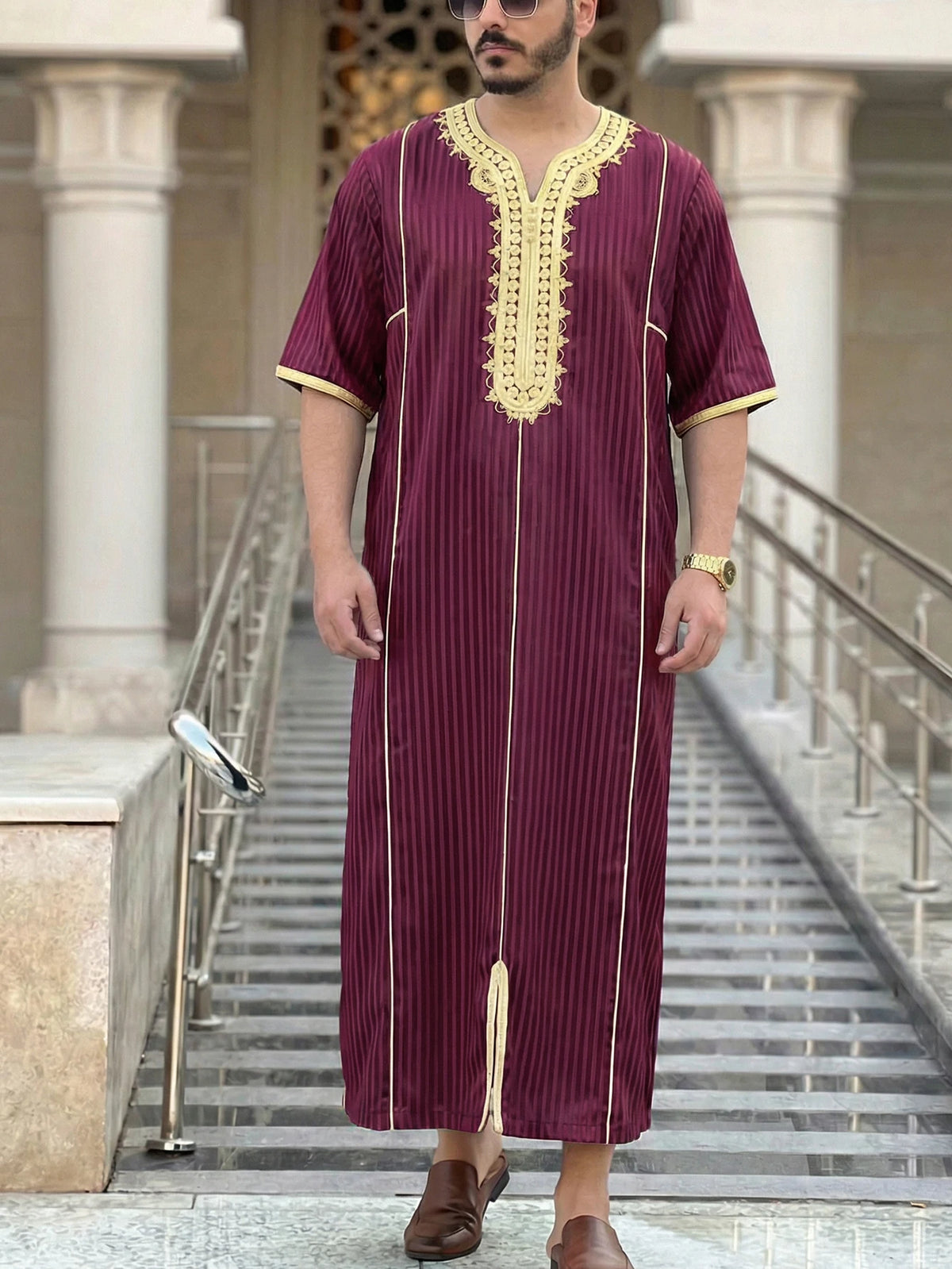 Kurzärmelige muslimische Robe für Herren, verziert mit gestickten Streifen, locker sitzende traditionelle islamische Kleidung, geeignet für Fe