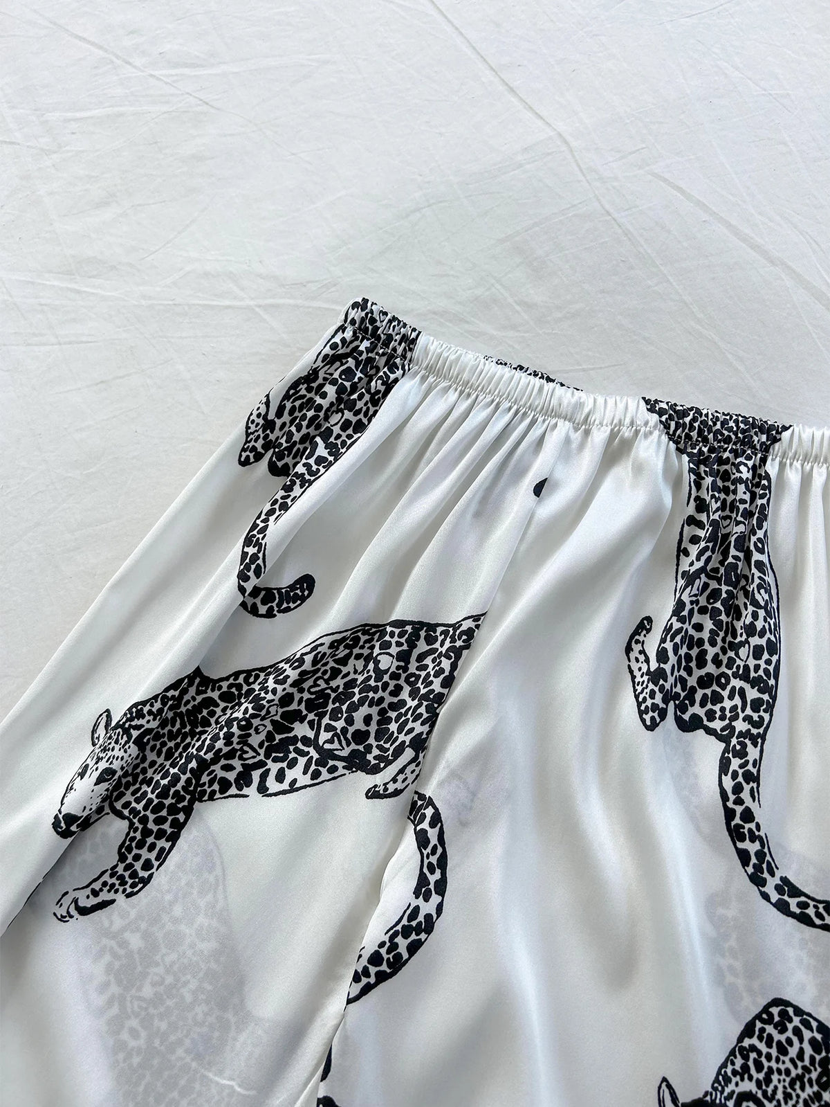 Bequemes, modisches 2-teiliges Pyjama-Set mit Hosenträgern und langen Hosen mit V-Ausschnitt und Leopardenmuster