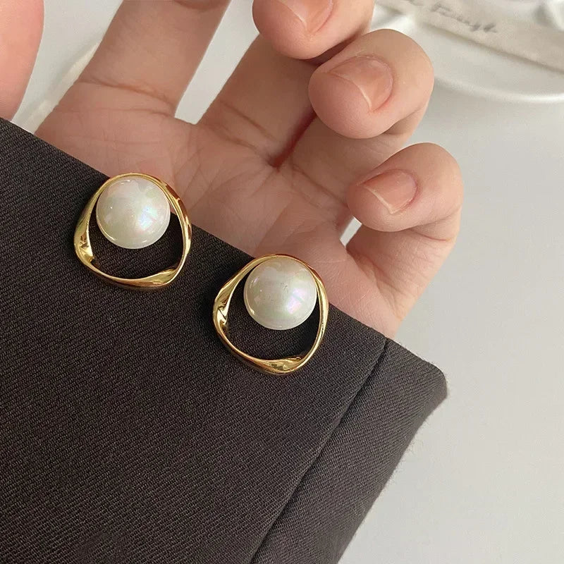 Imitation Perle Ohrring für Frauen Gold Farbe Runde Stud Ohrringe Koreanische Zarte Unregelmäßige Design Ungewöhnliche 2023 Mode Schmuck
