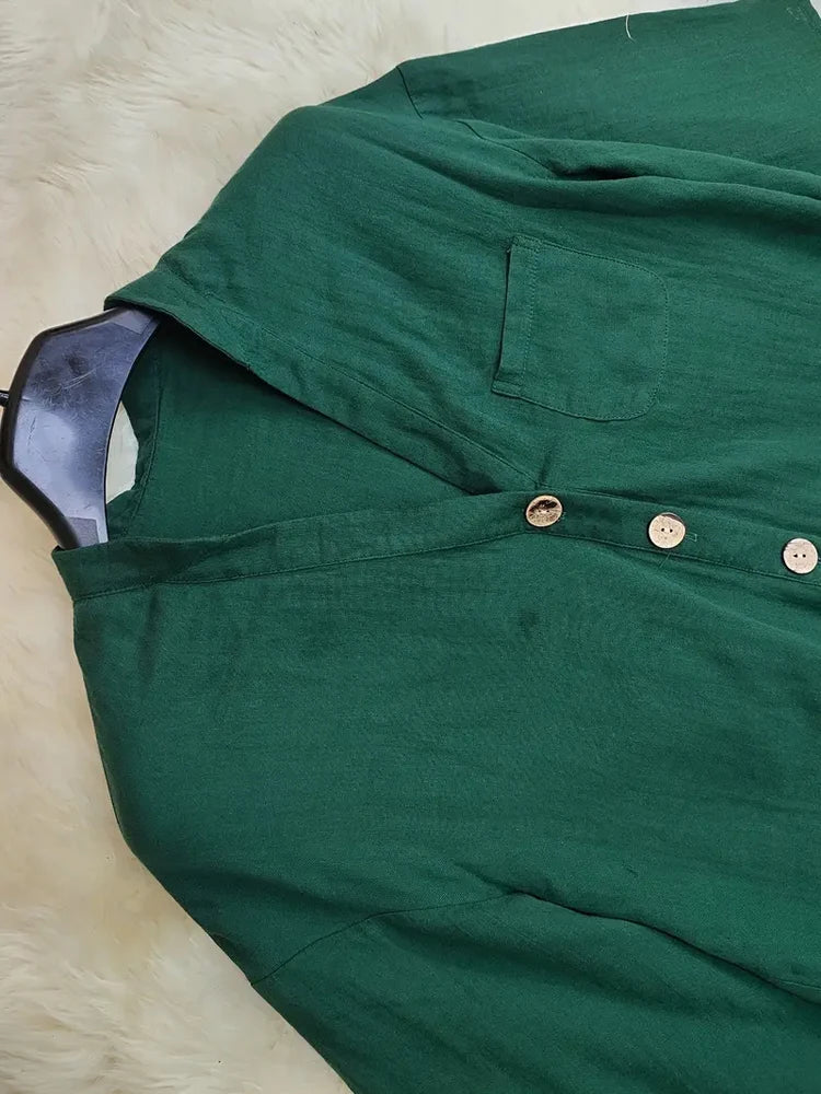 Übergrößen Grüne Leinenbluse für Kurvige Frauen. V-Ausschnitt-Hemd mit halben Ärmeln, Knöpfen und mehreren Taschen. Übergroßer, lockerer Schnitt, perfekt passend