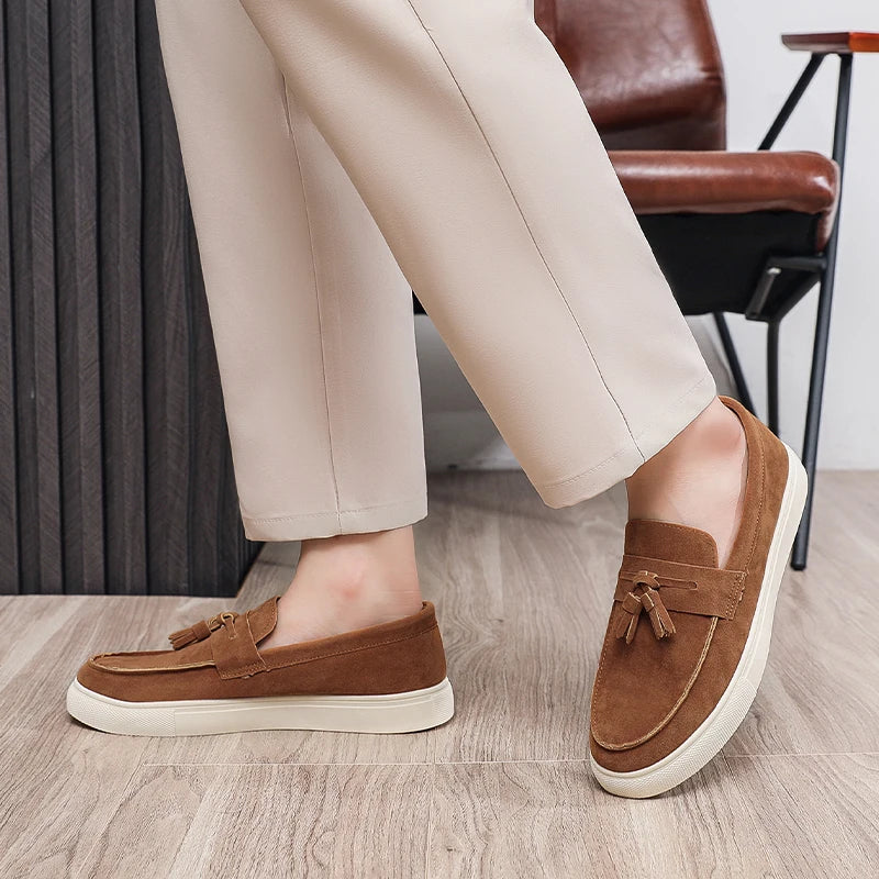 Klassische graue Herren-Freizeitschuhe, bequeme Wildleder-Loafer für Herren, Freizeitschuhe, Slip-on-Designer-Schuhe, Herren-Mokassins
