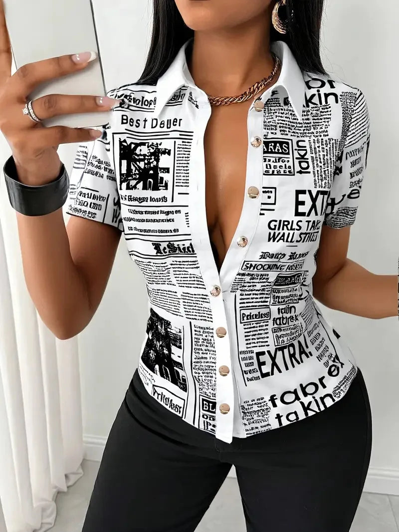 Damen Bluse mit Zeitungsdruck, Kurzarm, Knopfleiste, Hemdkragen, figurbetont, trendiges Streetwear-Oberteil
