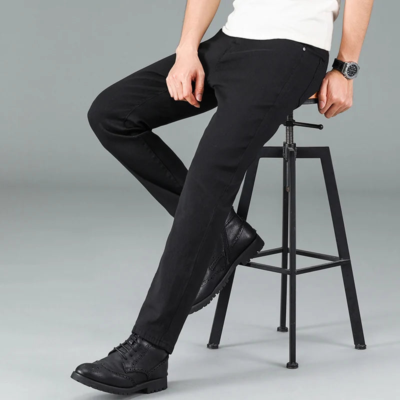 Herren-Jeans in reinem Schwarz, koreanische Version, trendige gerade Passform, bequeme und elastische klassische Business-Jeans für Männer.