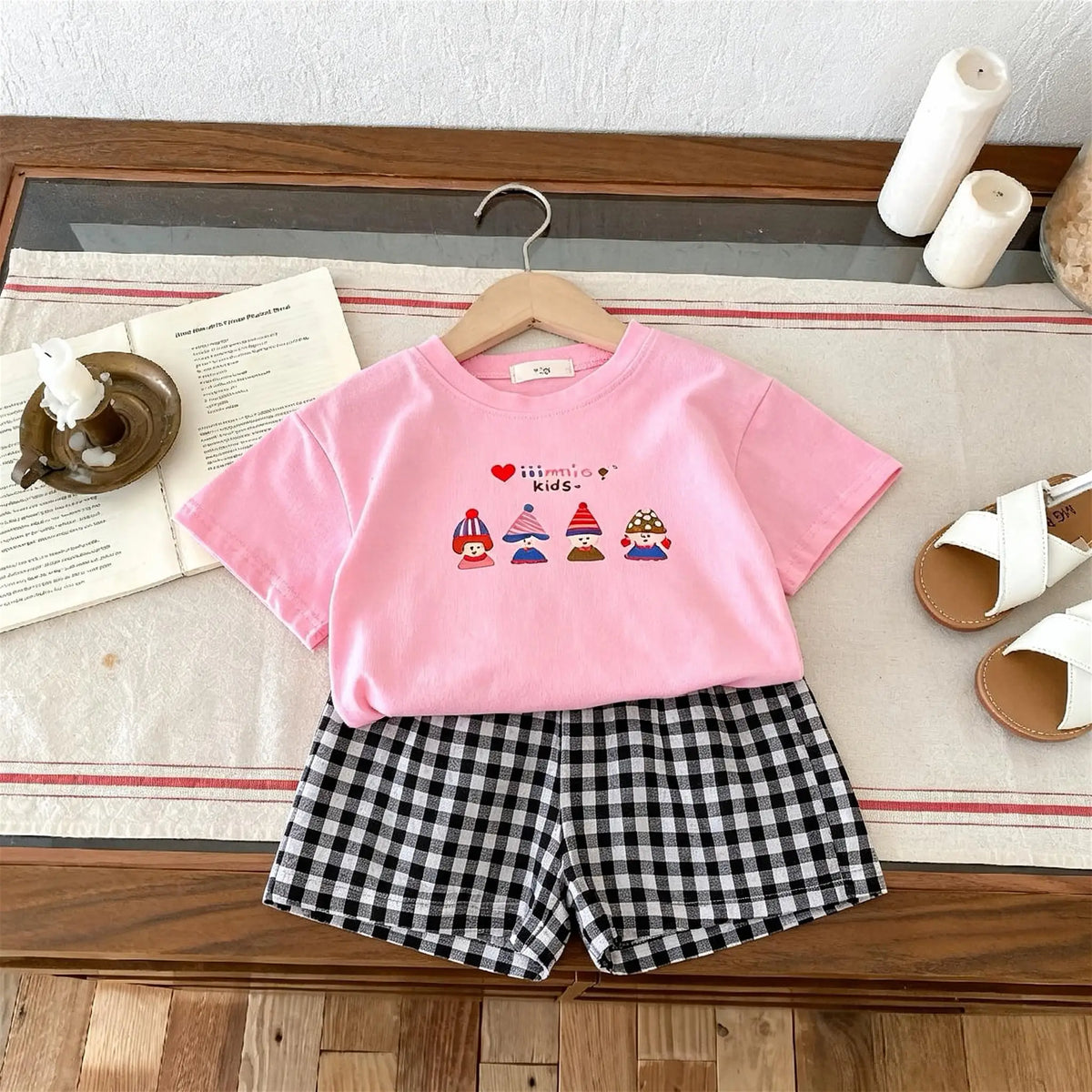 Sommer-Kurzarm-T-Shirt-Anzug für Babys, einfache, modische, lässige zweiteilige Set-Kinderkleidung, T-Shirt + karierte Shorts