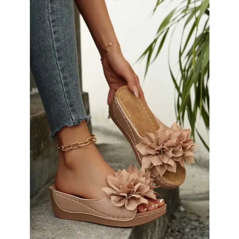 2026 Sommer Damen Grüne Blumen-Keilsandalen mit offener Zehenpartie, bequeme, atmungsaktive Freizeitschuhe für draußen, rutschfeste Sohle