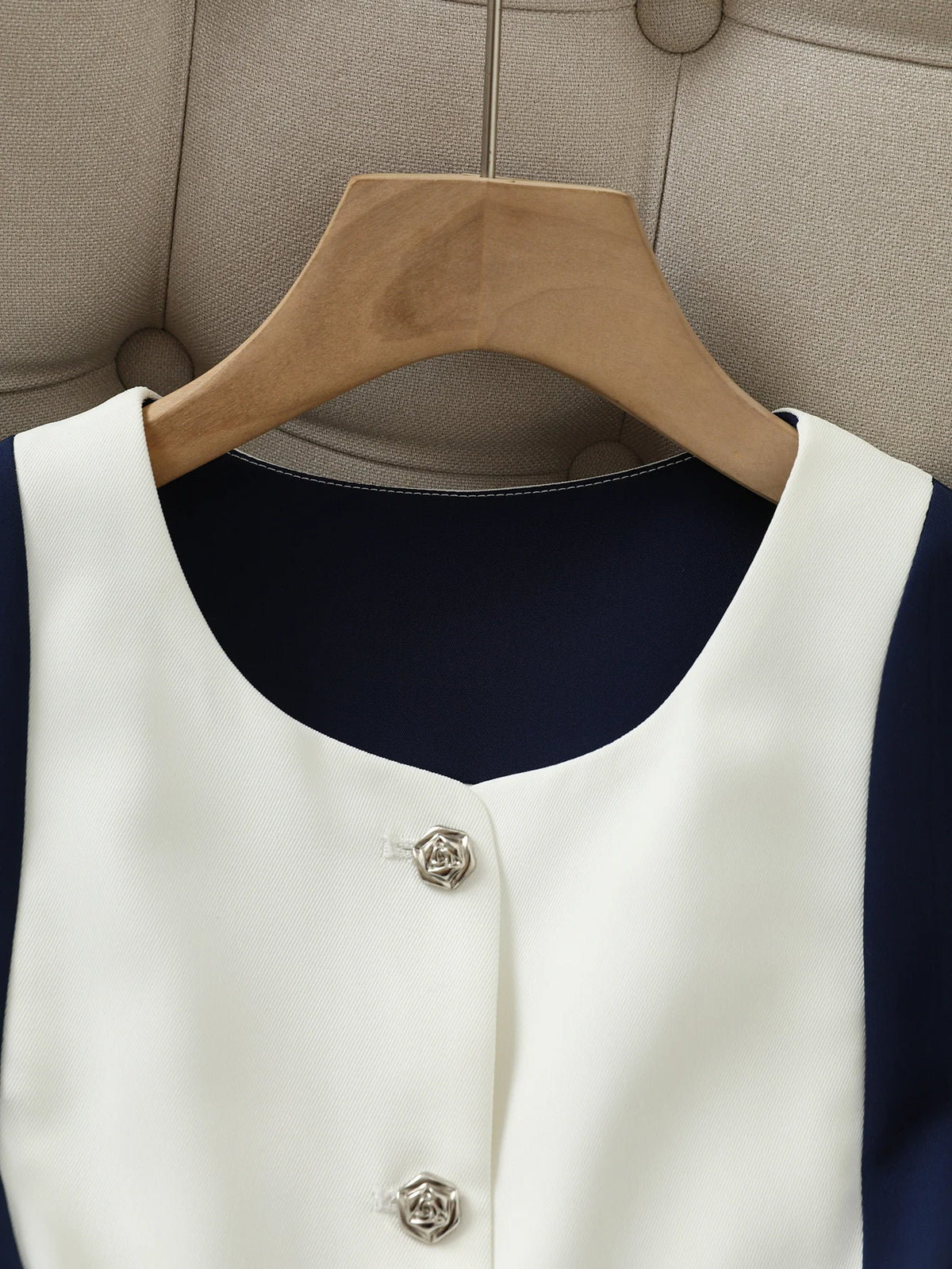 Elegante Damenweste im Color-Block-Design, schicke ärmellose Jacke im französischen Stil, marineblau & weiß, Knopfleiste mit Juwelenknöpfen, Vintage-Look