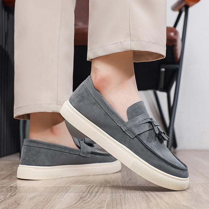 Klassische graue Herren-Freizeitschuhe, bequeme Wildleder-Loafer für Herren, Freizeitschuhe, Slip-on-Designer-Schuhe, Herren-Mokassins