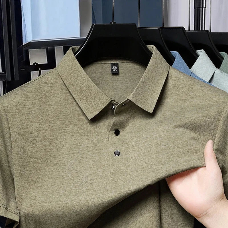 Einfarbiges Kurzarm-Poloshirt für Herren aus atmungsaktivem Stoff mit Reverskragen für Business und alltägliche Freizeitkleidung.